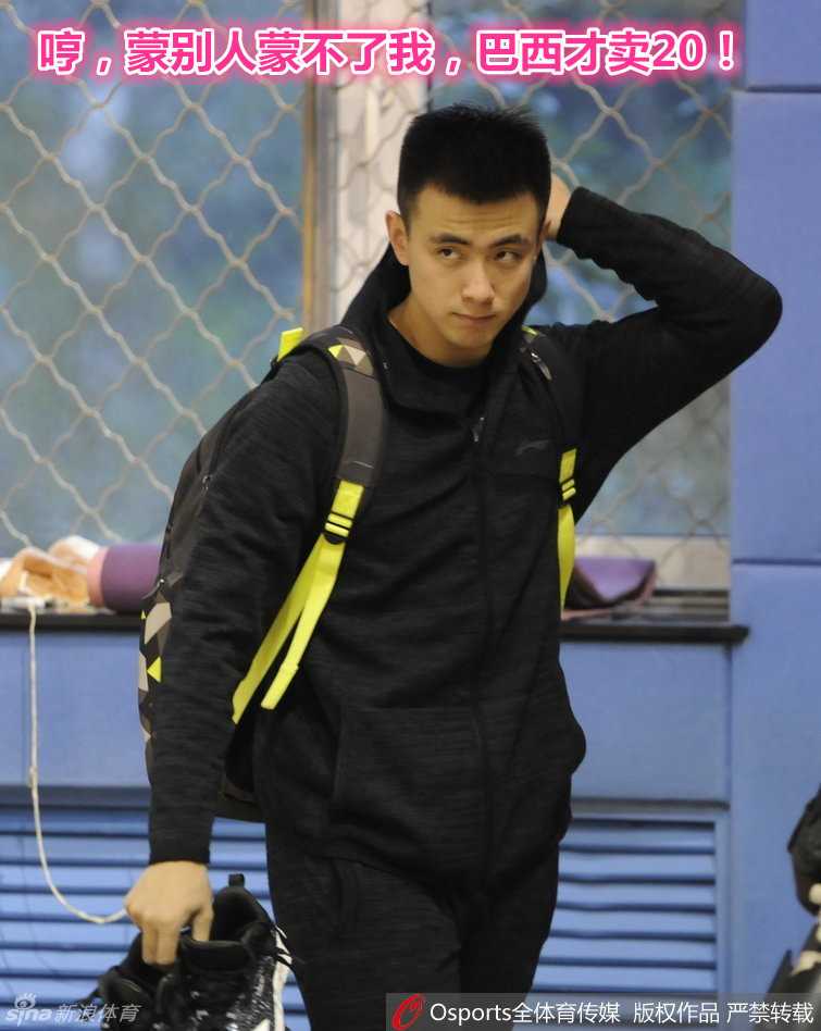 赵继伟面带急切与好奇，三步并作两步小跑赶来，眼神牢牢锁定郭艾伦手中的手机壳，似乎生怕错过了更衣室里的最新潮流动态。