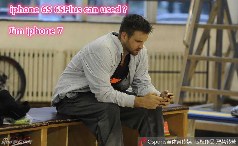 小将高诗岩握紧拳头鼓起肱二头肌，对着镜头自信展示训练成果，脸上带着一丝青涩的骄傲，仿佛在默默立下新赛季的军令状。