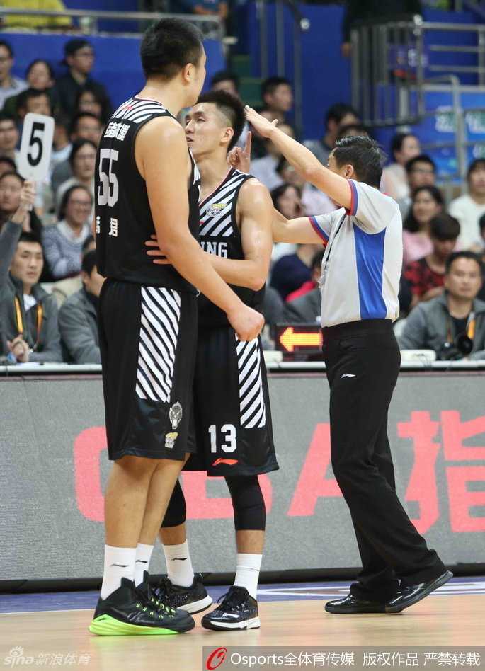 球队大脑郭艾伦正指挥着全队跑位，他屈膝运球，手势明确，作为后场指挥官盘活了整个辽宁队的进攻。