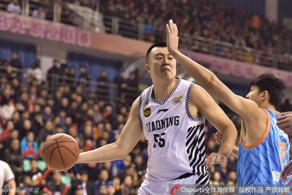 韩德君落地后，神情焦急地摊开双手向裁判大声解释着刚才的判罚，郭艾伦在一旁试图安抚队友情绪，场边的郭士强指导也面色凝重