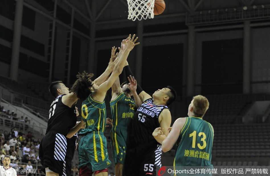 李晓旭用标志性的中投动作出手，篮球划过指尖，带着逆转比赛的最后希望飞向篮筐。