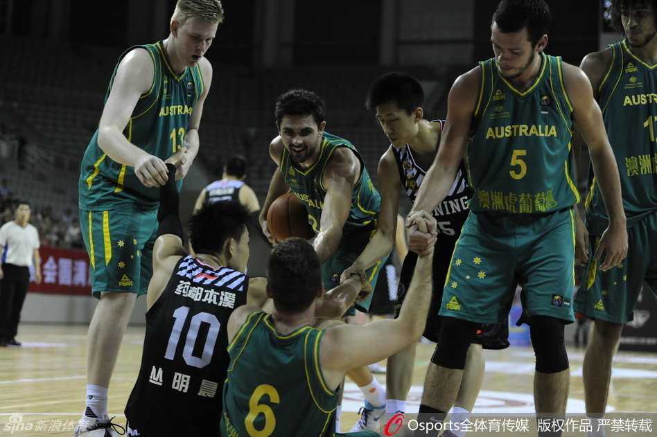 廉明迅速从地板上爬起来，球衣被拉扯到嘴边也顾不上整理，他的眼神死死盯着空中的篮球。