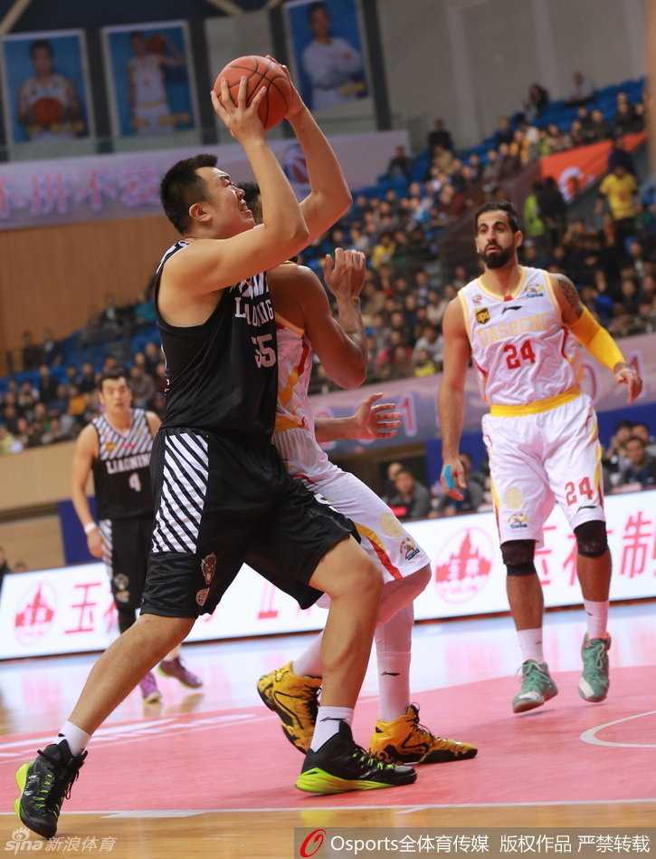 同曦外援兰姆在辽宁队内线多人包夹之下强行上篮，展现了极强的个人攻击能力。