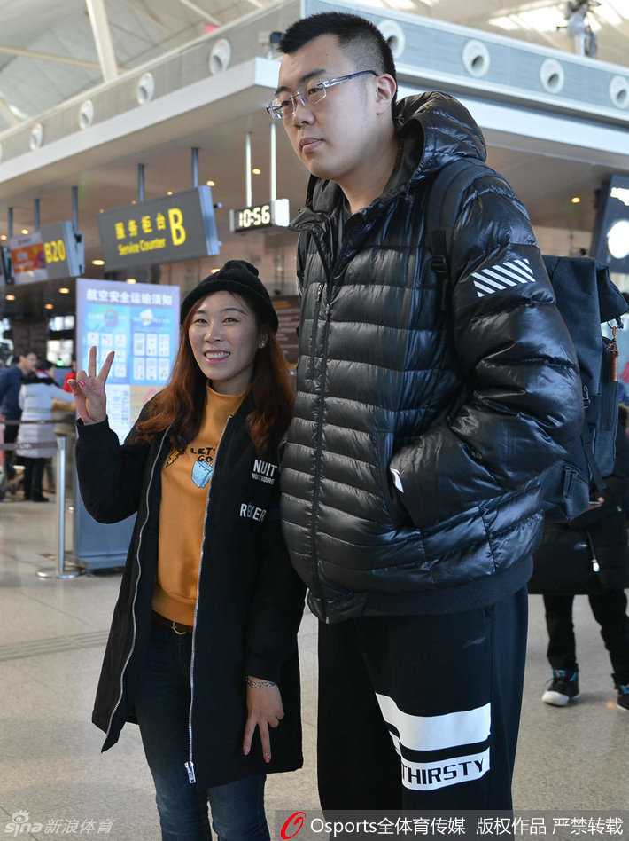 场上凶悍的“白魔兽”兰多夫在候机时却变身“安静的美男子”，他全神贯注地盯着手机屏幕，沉浸在电子世界里打发漫长的旅途时光。