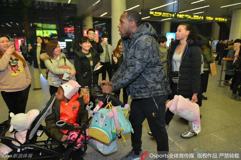 数十名铁杆球迷高举海报和围巾，目光炽热地望向到达通道，用震耳欲聋的呐喊迎接心中的英雄们归来。