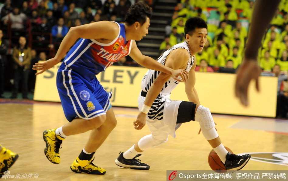 郭艾伦眼神专注，在场边进行拉伸训练，汗水已浸透球衣，为即将到来的激战做最后准备。