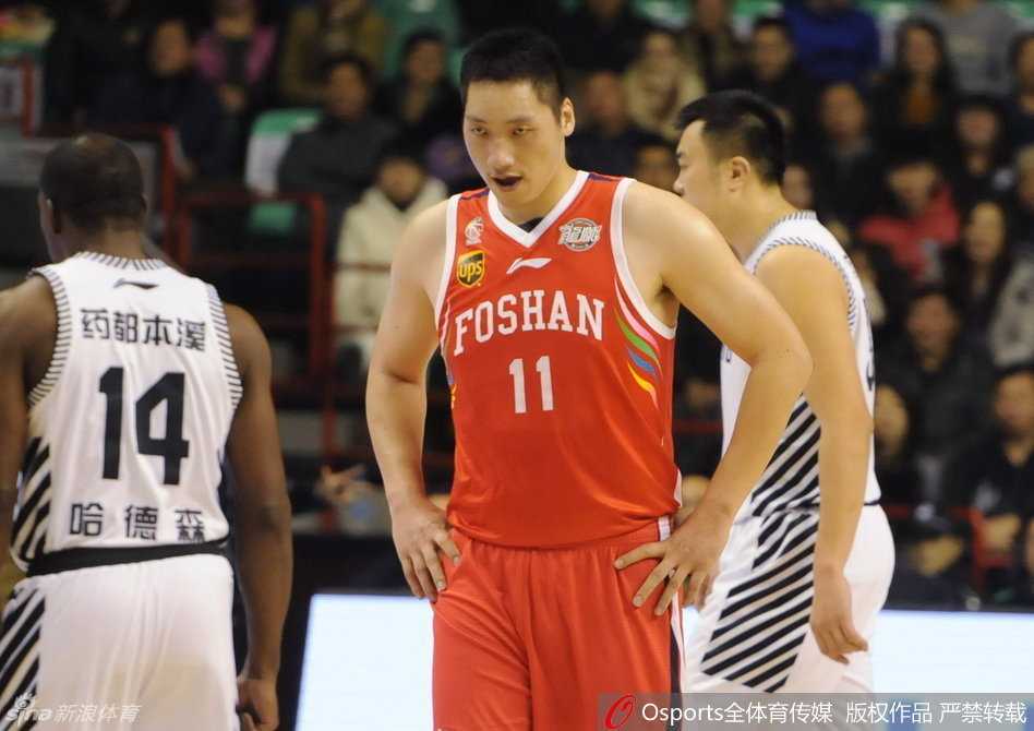 郭艾伦像一道白色闪电撕裂防守，眼中燃烧着对胜利的渴望，每一次突破都带着东北汉子的果决与霸气。