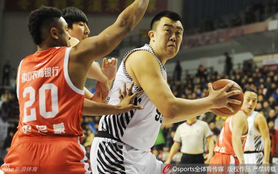 杨鸣嘴角挂着微笑，眼神却如鹰隼般锐利，他在电光火石间将球击地传给切入的队友，这是属于控卫的艺术。