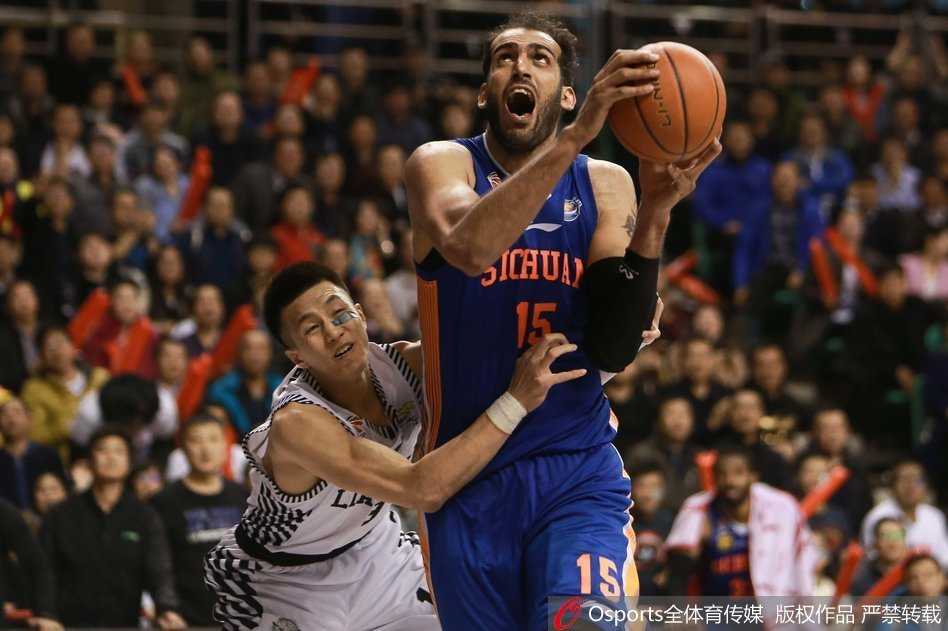 哈德森在严密防守下毫无惧色，高高跃起干拔三分，皮球划过一道完美弧线直钻网窝，仿佛时间都已静止。