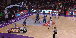 邓特蒙如灵猫般穿梭于辽宁队的防线之中，接球后一个轻盈的假动作晃过补防，轻松将球放入篮筐。