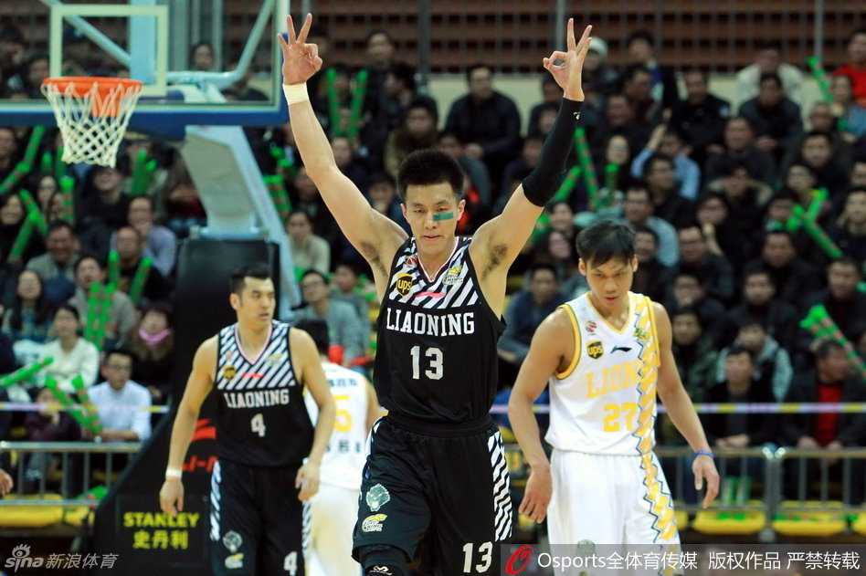 郭艾伦激情挥拳庆祝得分，脸上写满了对胜利的渴望和对比赛的投入