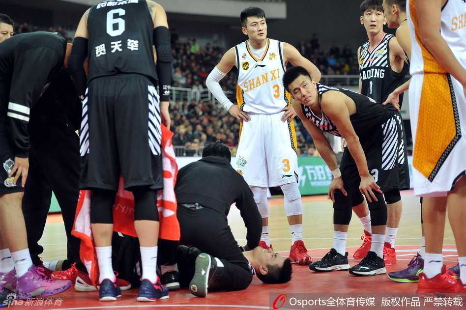 无法承受的剧痛让这位坚强的少年瞬间倒地不起，他单手撑地，肩膀的伤痛让他甚至无法独立站立起来。