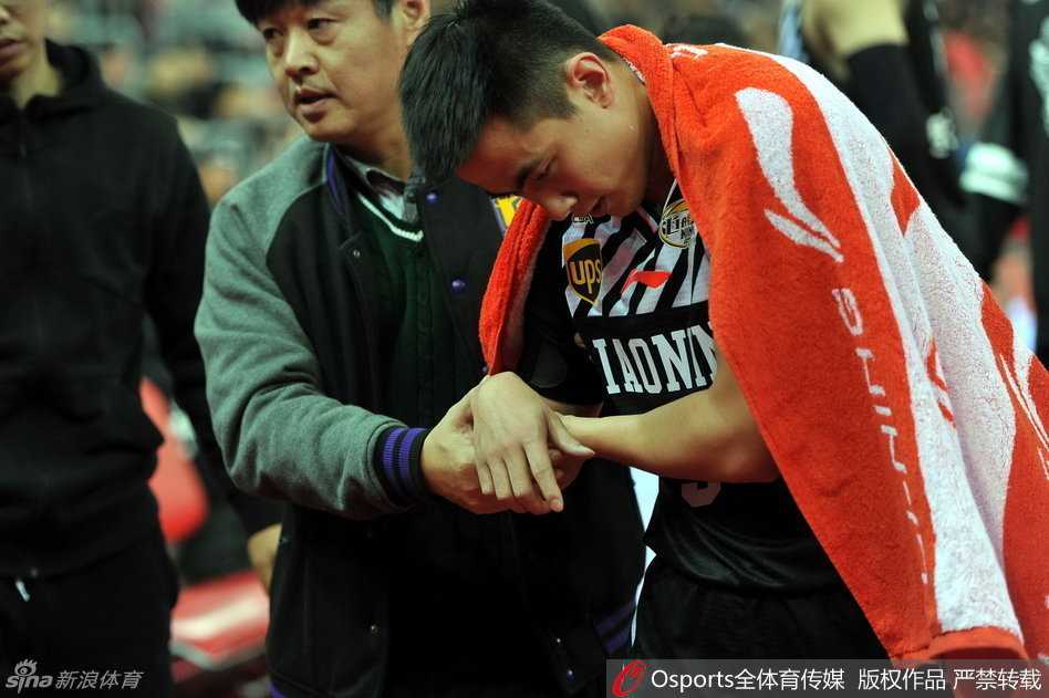 在队友的搀扶下，赵继伟无力地垂着受伤的右臂，巨大的疼痛让他不得不低头弯腰，一步步缓缓离开这个他热爱的战场。