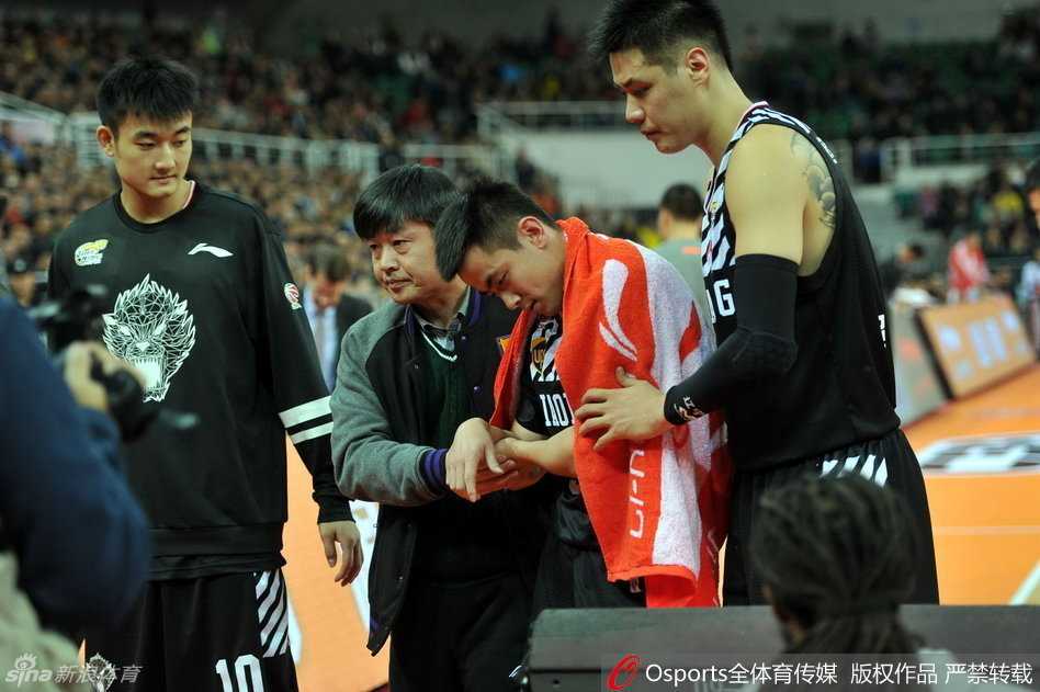 队医和队友迅速围成最坚固的人墙，试图保护倒地不起的赵继伟，赛场上的空气仿佛在这一刻凝固。