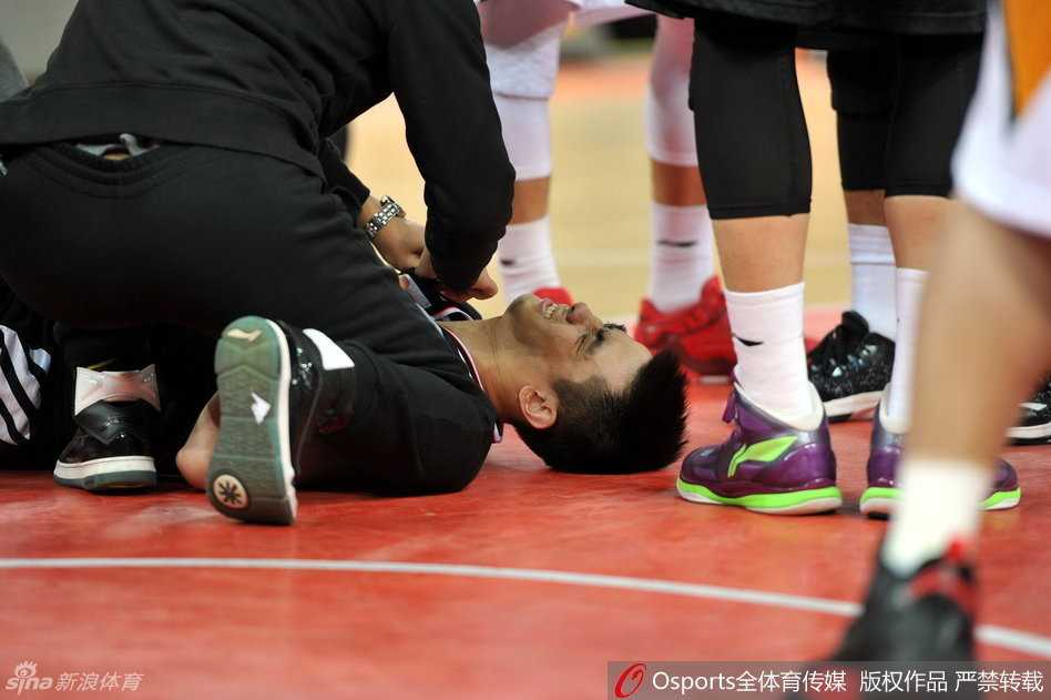 这是一次看似普通的防守掏球，却成了伤病的导火索，赵继伟在完成动作后瞬间僵住，痛苦地捂住了刚刚愈合的右肩。