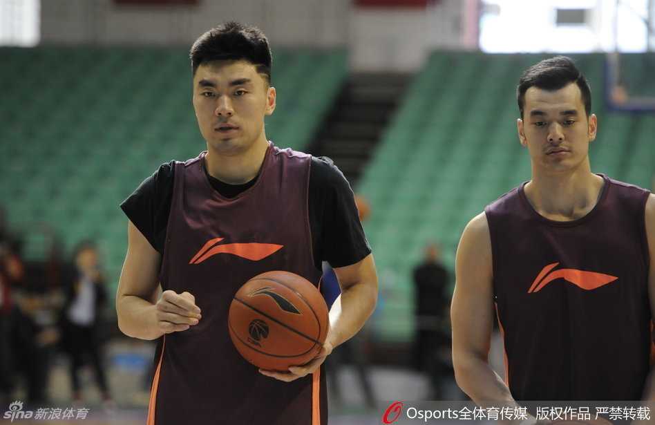 郭艾伦完成最后一组投篮练习，大口喝着水准备退场，而远处的主帅郭士强已被记者长枪短炮团团围住，大战气息扑面而来。