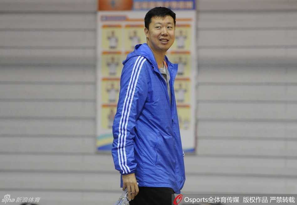 吉林队球员钟诚在强度投篮测试中投篮不中，未能达标，他懊恼地双手抱头，神情沮丧。