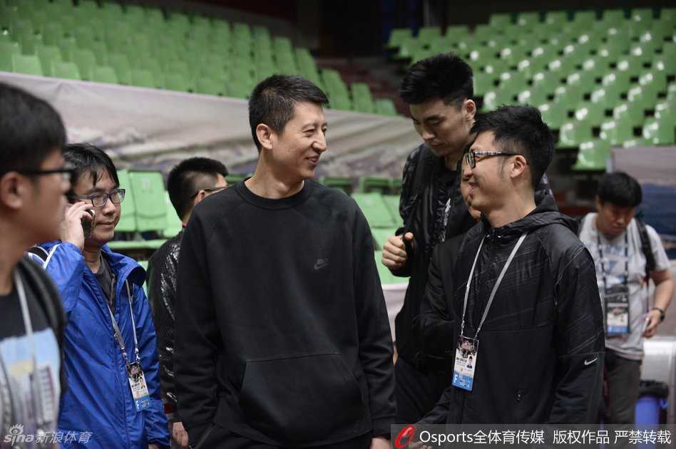 韩德君在内线挥汗如雨地进行背身单打训练，他用力量对抗着防守人，展现出内线支柱的强硬。杨鸣则在侧翼进行着运球练习，动作依然潇洒，他用坚持诠释着老将的担当。