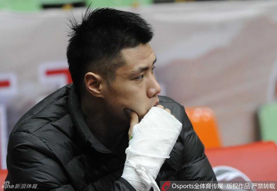 郭艾伦在训练间隙进行手腕冰敷，厚厚的冰袋缠在手腕上，他目光坚毅地望向远方，似乎在思考如何从韧带受伤的阴霾中走出，早日回到那个熟悉的赛场中央。