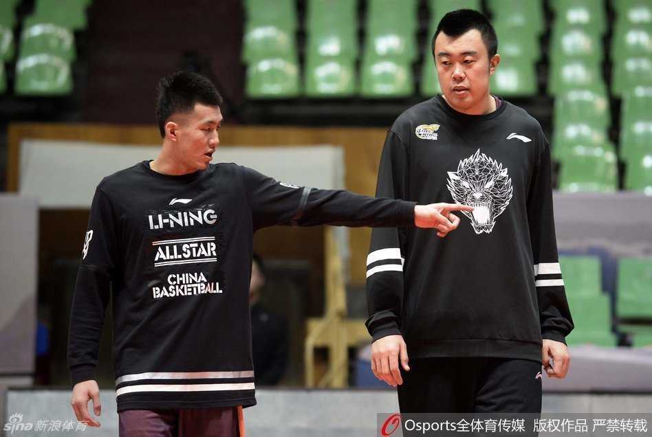 贺天举独自坐在场边长凳上，神情落寞，他手上层层缠绕的绷带像是一道未愈的伤口，吸引着全场目光，也牵动着无数球迷的心，那是那次意外冲突留下的最沉重印记。