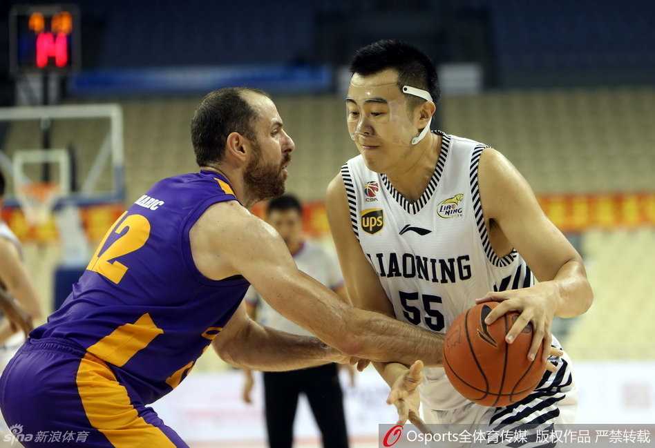 韩德君背身单打，他巨大的身躯完全压制住了防守人，如同在油漆区里推土机般作业。虽然对手全力抵抗，但大韩扎实的下盘和柔和的手感让这次进攻势在必得。