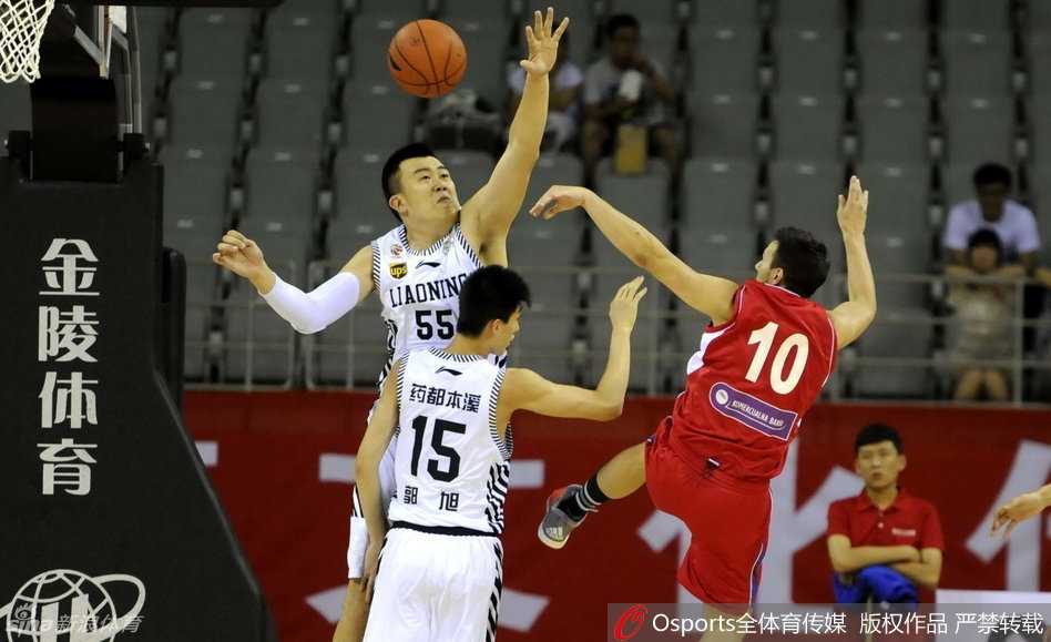 李晓旭在高位送出一记击地传球，皮球精准地从防守球员缝隙中穿过，韩德君在篮下已经卡住身位，正伸出双手稳稳接住来球，准备完成终结。