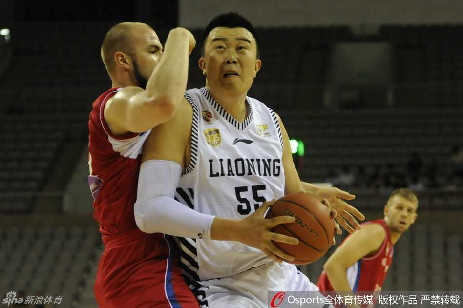 刘志轩站在罚球线上，目光坚定地瞄准篮筐，深吸一口气准备罚篮，全场球迷的目光都聚焦在他身上，期待着这次得分。