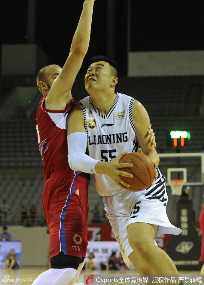 韩德君在完成一次成功的防守后，兴奋地扬起手臂，与身边的队友用力击掌，脸上洋溢着坚毅而充满斗志的表情。