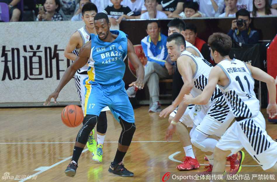年轻后卫不畏强敌，面对巴西圣保罗队的严密防守，果断持球加速强突，展现了辽篮新生代的冲击力与勇气。