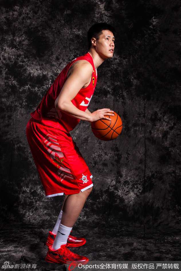 贺天举在日常训练中露出开朗的笑容，阳光洒在他身上，展现出了他乐观开朗的性格，也就是日后备受球迷喜爱的喜剧天赋。