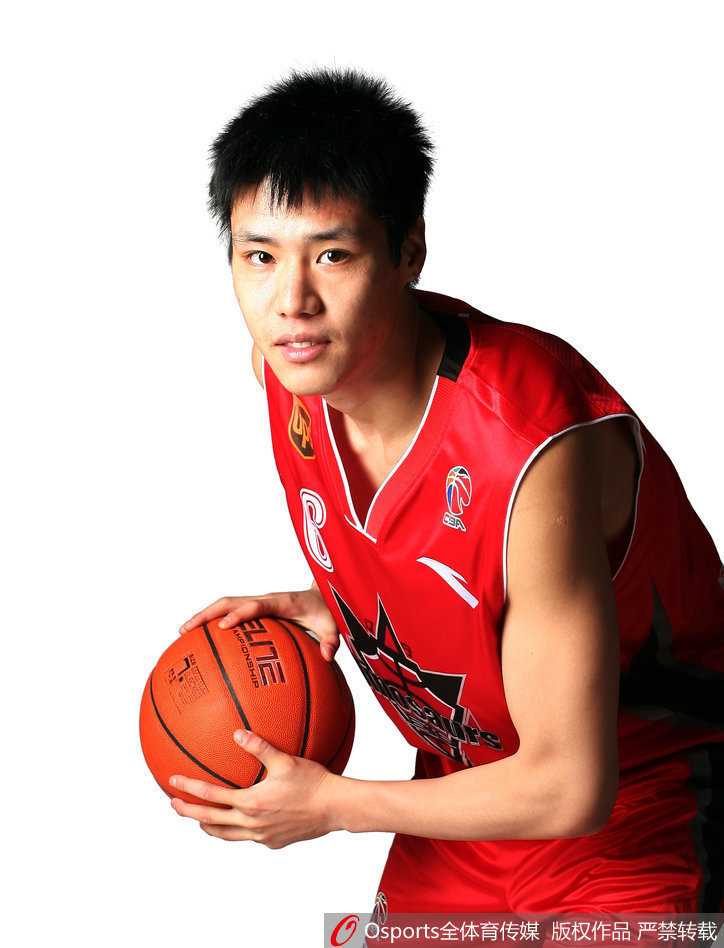 贺天举在国奥队比赛中奋力防守，面对对手的突破毫不退缩，展现了他在国家队级别的拼搏精神。