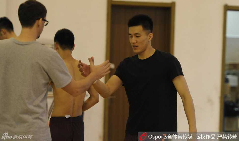 郭艾伦与场边的工作人员轻松击掌，简单的动作中透露出球队内部融洽的氛围和团结一心的士气。