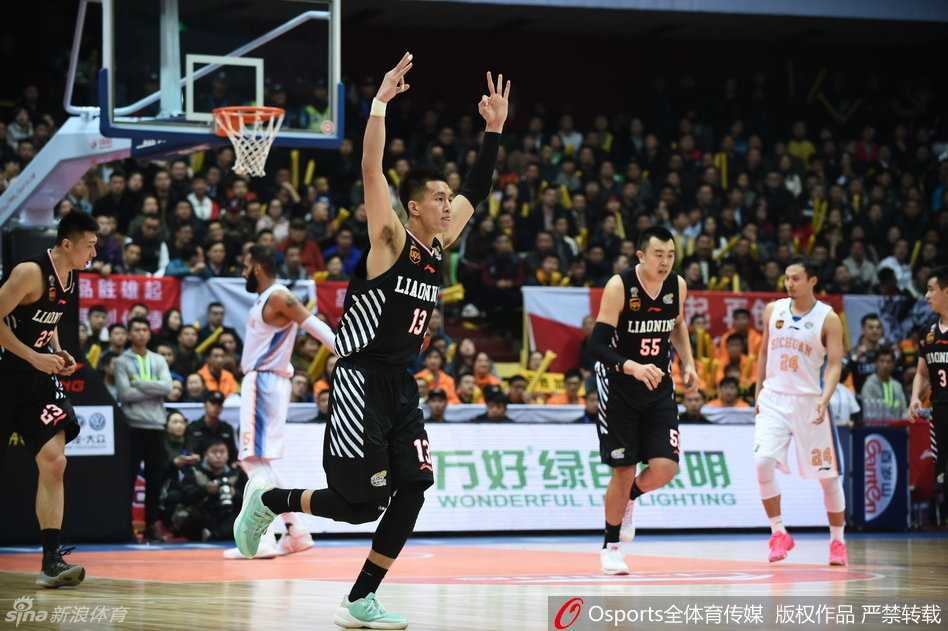 郭艾伦在比赛中全神贯注地控球，眼神中透露出突破防线的坚定