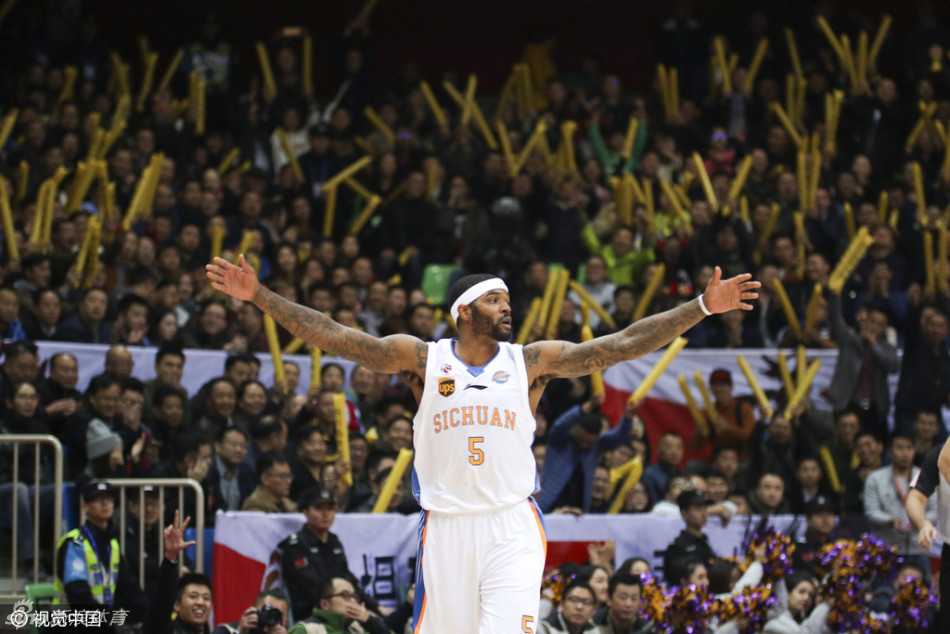 陈晓东在主场严阵以待，目光如炬地盯着辽宁队的每一次跑位