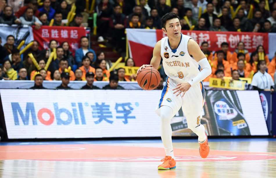 孟达外线果断出手三分，这是他本场多次精准投篮的缩影