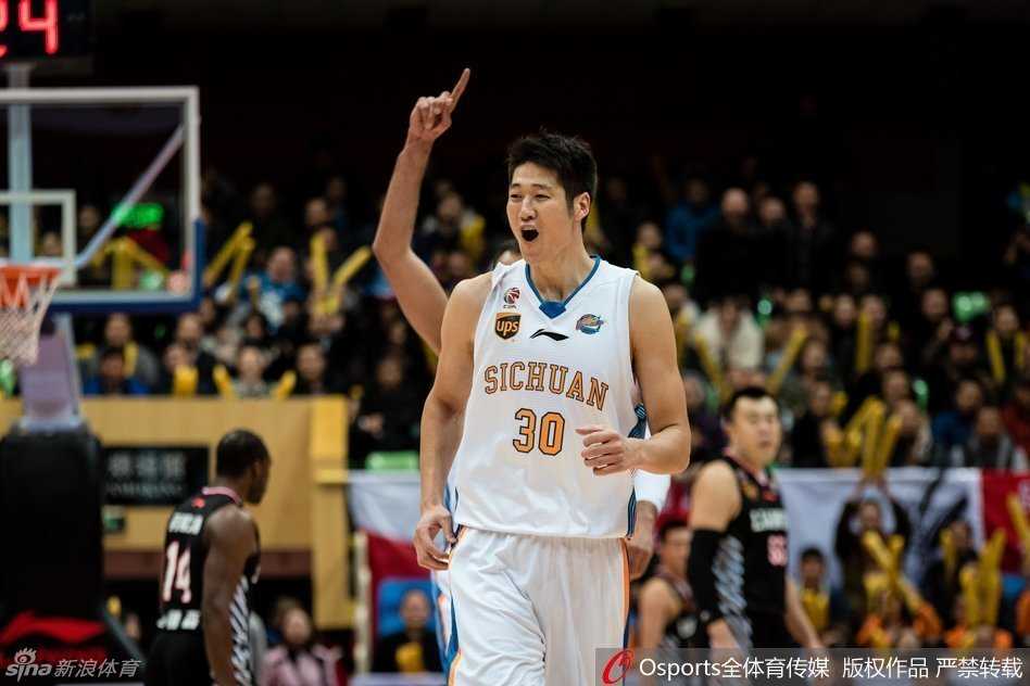 杨鸣在替补席挥手指挥，眼神中满是对比赛的专注与老将的沉稳