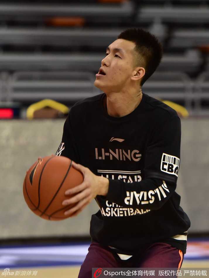 大外援兰多夫在训练间歇表情格外轻松，他一边咀嚼着口香糖一边与队友说笑，仿佛即将到来的恶战不过是一场寻常的聚会，这份淡定也感染着身边的年轻人。