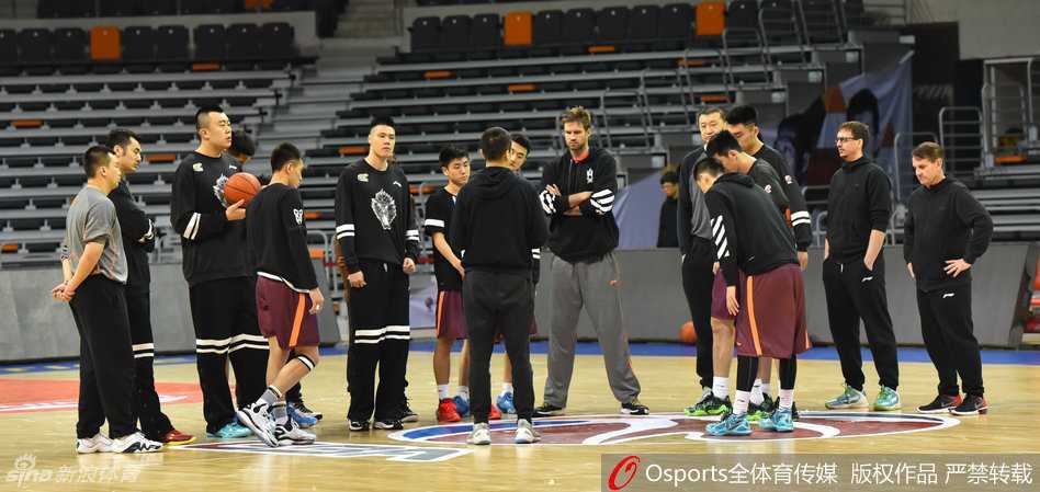 助理教练亲自上阵为年轻球员做防守示范，他夸张的滑步动作引得大家会心一笑，严肃的训练场上洋溢着寓教于乐的轻松氛围。