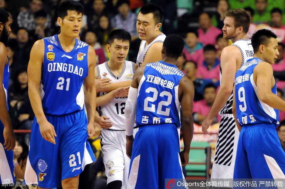 韩德君伸出粗壮的手臂紧紧拦住情绪激动的杨鸣，嘴上不停地安慰着队友，而杨鸣则一脸怒容地看向裁判，场上混乱的局面在队友的劝阻下稍有缓和。