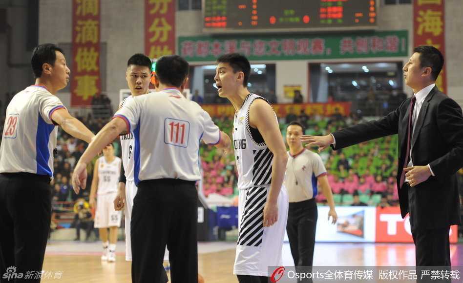 韩德君在对方内线高高跃起，完成一次势大力沉的单手暴扣，整个篮架都在颤抖，站在身后的防守者显得无可奈何。