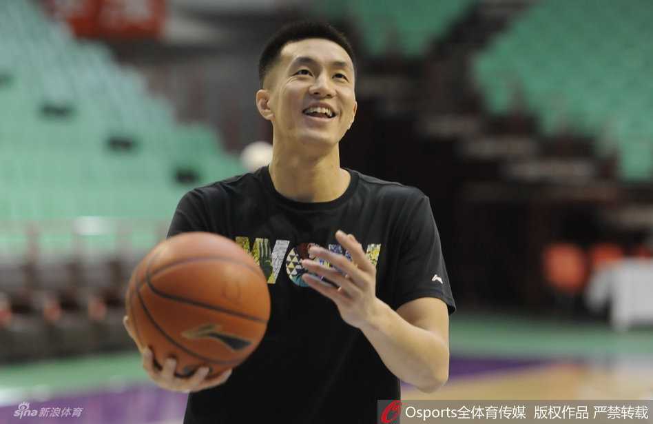 心情大好的郭艾伦在训练间隙开怀大笑，眼神中带着一丝调皮，仿佛在问旁边的队友“笑啥呢”，那股轻松劲儿极具感染力。