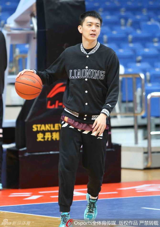 辽篮远征回忆:韩德君擎天巨掌定乾坤,双子星笑容照亮争冠之路 主帅杨鸣神情专注布置训练,即便身为队长也一丝不苟,手捂肚子的小动作透露着场边指挥的辛劳。