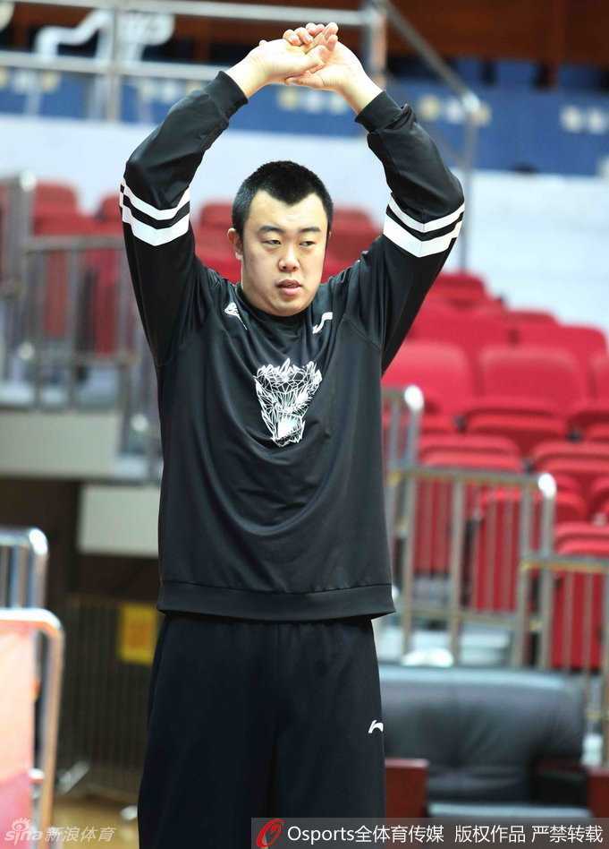 辽篮远征回忆:韩德君擎天巨掌定乾坤,双子星笑容照亮争冠之路 功夫熊猫韩德君赛前认真拉伸,壮硕身影在内线热身中彰显统治力,眼神坚毅如铁塔。