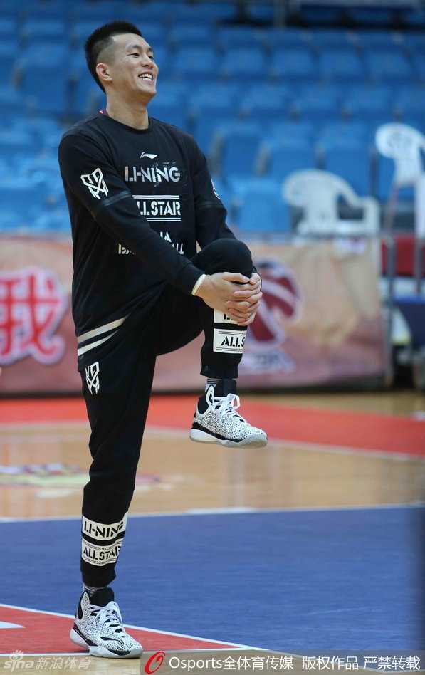 辽篮远征回忆:韩德君擎天巨掌定乾坤,双子星笑容照亮争冠之路 郭艾伦笑容满面轻松热身,眼神中透露出大场面球员的自信,仿佛在说季后赛我也游刃有余。