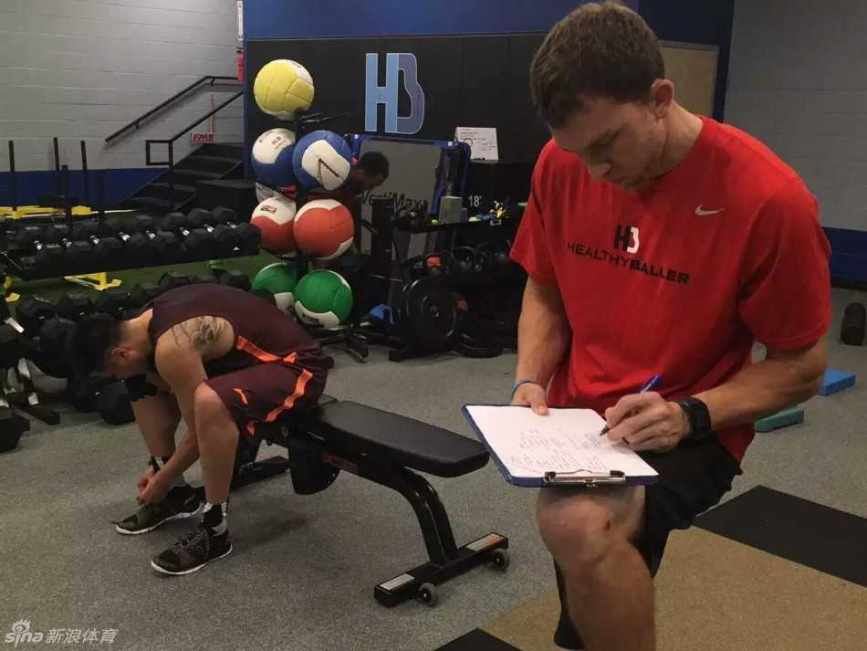 贺天举在训练师的指导下进行持球突破练习，他表情专注，眼神坚定，仿佛要撕裂眼前的防线。