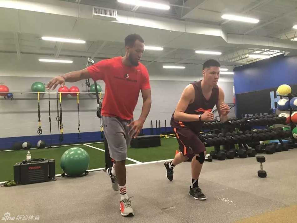 训练结束后，贺天举独自坐在场边放松拉伸，夕阳的余晖洒在他身上，映射出一个为梦想拼搏的背影。