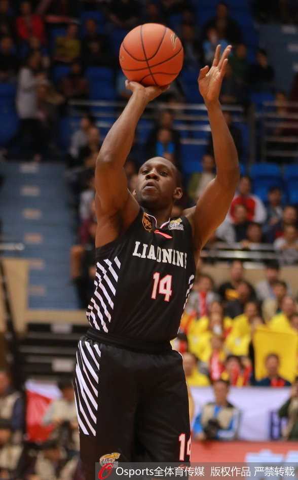 外援哈德森在两人夹击下强行干拔三分，皮球脱手的瞬间，他的眼神中充满了杀手的冷酷与自信。