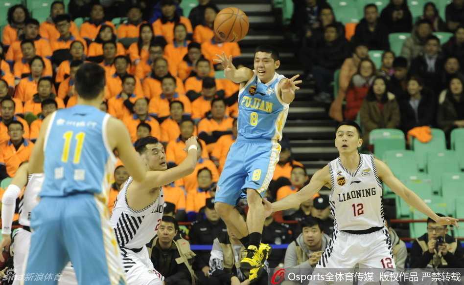 刘志轩快攻中轻盈上篮，动作舒展宛如球场上的优雅舞者