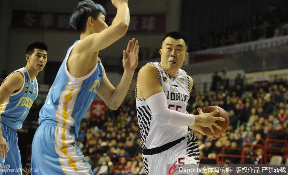 韩德君在重重防守下犹如泰山压顶，用标志性的勾手完成篮下终结