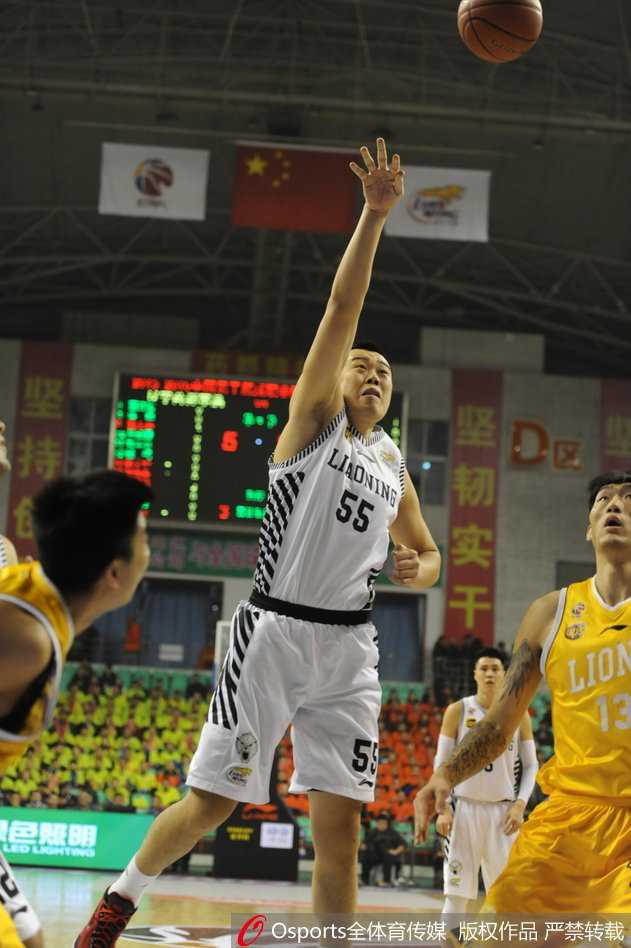 终场哨响，韩德君低头走向场边，却又忍不住回头望向比分牌，眼神中充满了不甘与无奈，灯光下的背影显得格外落寞。